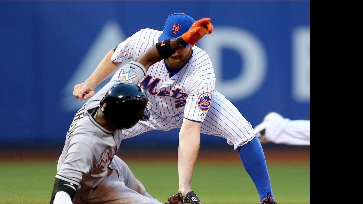 
Dee Gordon, de los Marlins, es sorprendido por Daniel Murphy, de los Mets, cuando intentaba robar la segunda base, el sábado.
