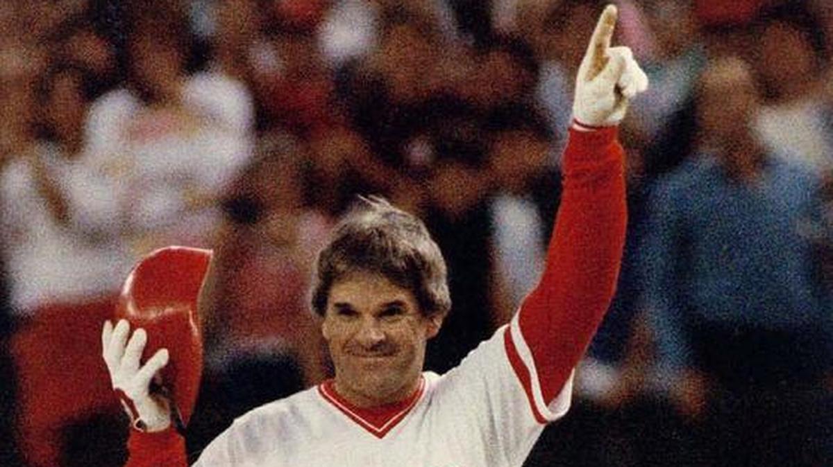 Pete Rose of the Cincinnati Reds on September 11, 1985, acknowledging crowd after he broke Ty Cobb’s MLB career record of 4,192 hits.