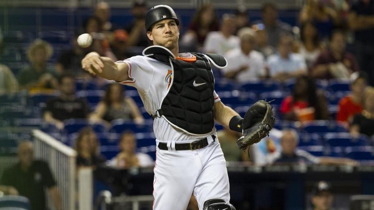 JT REALMUTO tira a primera para sacar un out en choque de Miami contra Cincinnati el 27 de julio del 2017.
