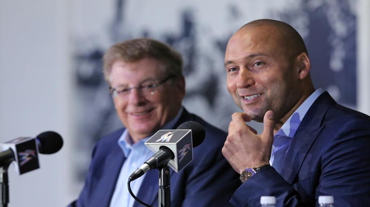 DEREK JETER (d) y Bruce Sherman durante la conferencia de prensa celebrada el martes 3 de octubre.