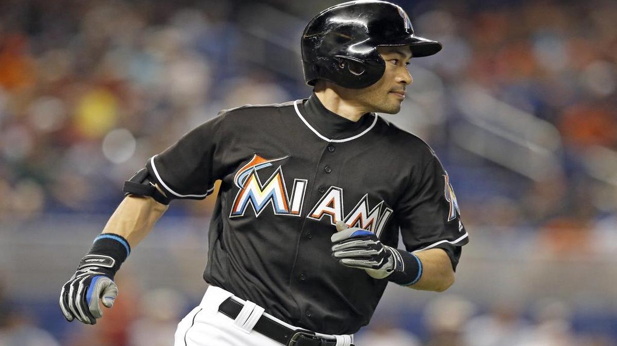 ICHIRO SUZUKI pega un hit contra los Cachorros el 25 de junio en Miami.