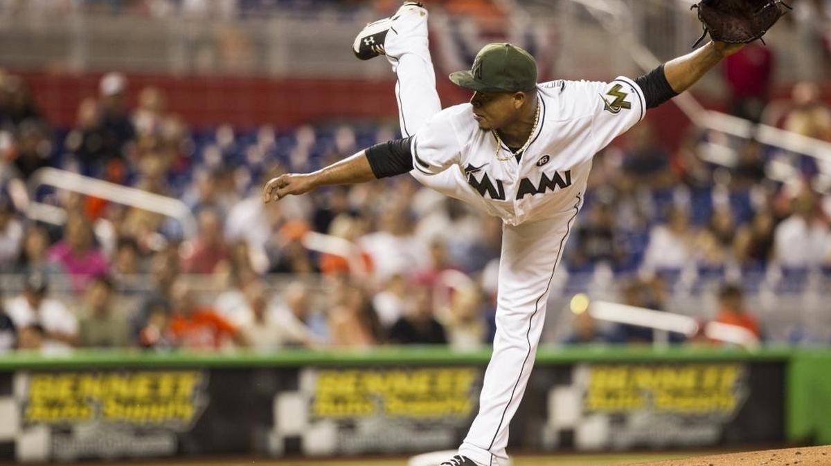Edison Vólquez, de los Marlins, lanza en el primer inning contra los Filis, la noche del lunes 29 de mayo del 2017 en Miami.