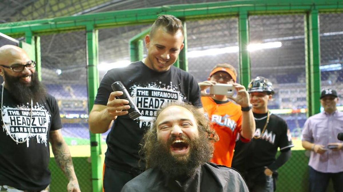 
El pitcher de los Marlins José Fernández toma una máquina para pelar al fanático Andrés Salgado, quien pasó 13 meses sin cortarse el cabello y la barba esperando el regreso del cubano a la lomita de los Marlins, el miércoles 1ro de julio del 2015 en Miami. El derecho cubano se operó el codo en mayo del 2014.
