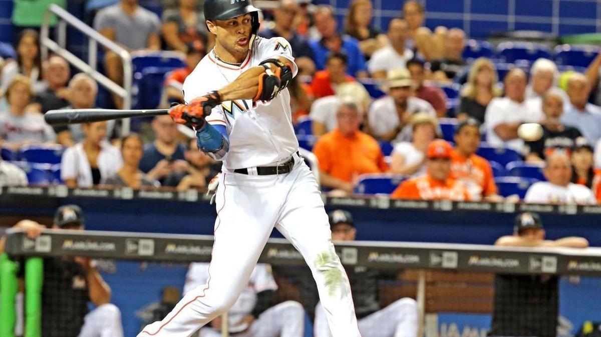 Giancarlo Stanton, de los Marlins, conecta su jonrón número 53 de la temporada en el quinto del juego contra los Nacionales de Washington, en el Marlins Park, la noche del lunes 4 de septiembre del 2017.