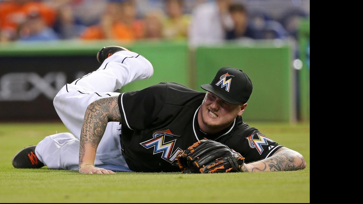 
El lanzador de los Marlins Mat Latos queda tendido luego de recibir un batazo en el juego contra los Bravos, el sábado 16 de mayo del 2015 en Miami.
