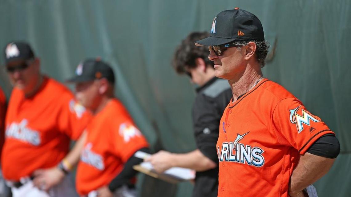 EL MANAGER de los Marlins Don Mattingly contempla a sus jugadores en el entrenamiento de primavera el 14 de febrero.