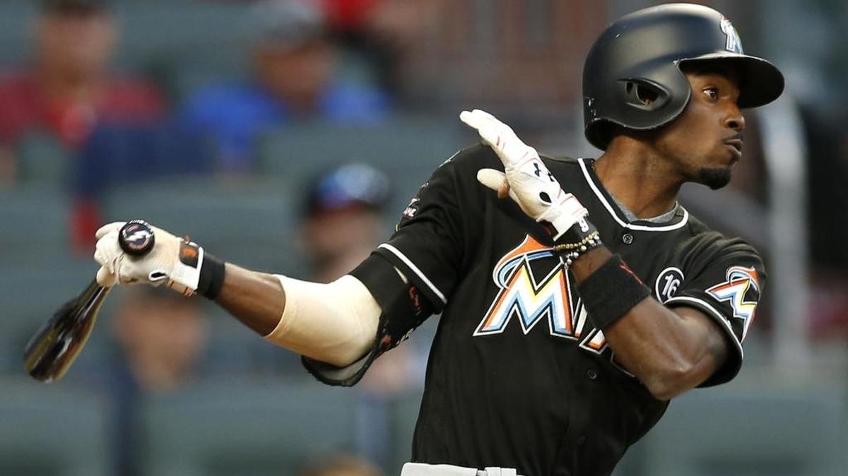 DEE GORDON pega un triple contra los Bravos el 7 de septiembre en Atlanta.