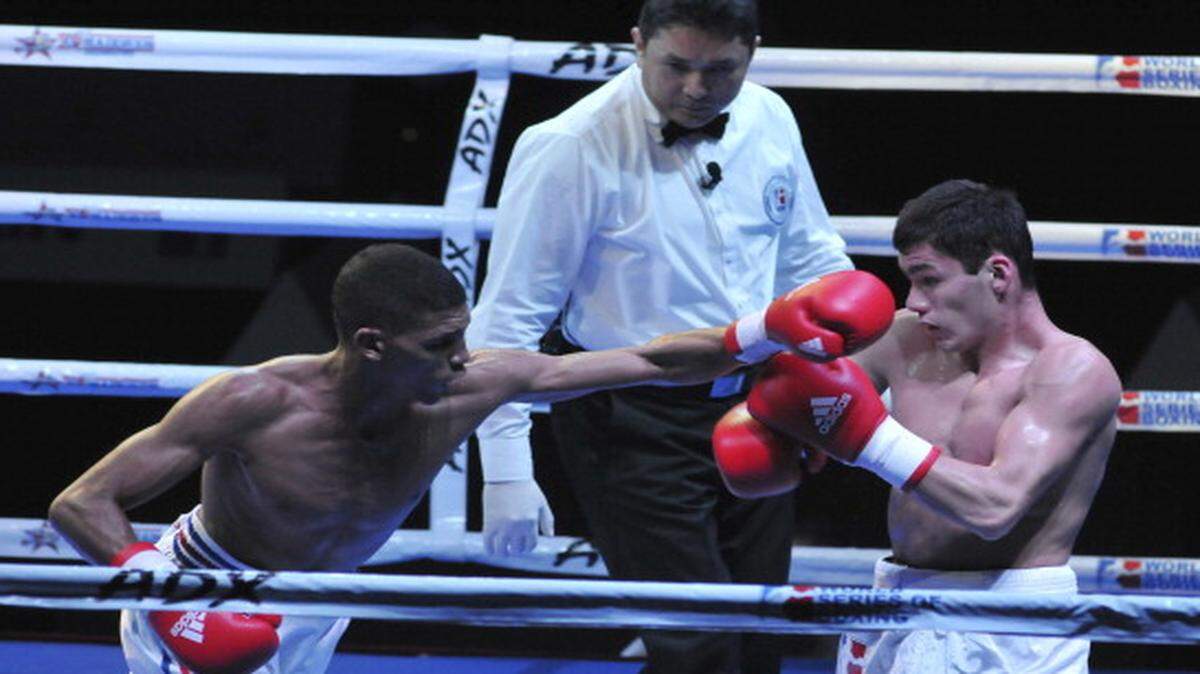 
El cubano Marcos Forestal (izq.) lanza un golpe al ruso Radjab Butaev, en la IV Serie Mundial de Boxeo el 6 de diciembre del 2013 en La Habana.


