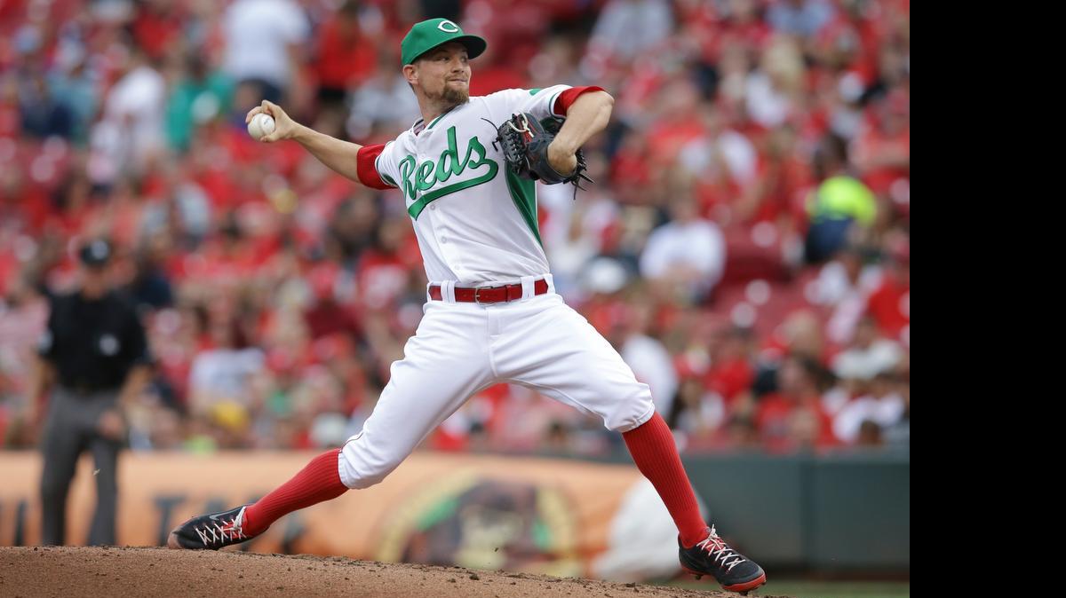 
El abridor de los Rojos Mike Leake lanza en el 2do episodio en el triunfo sobre los Marlins, el viernes.
