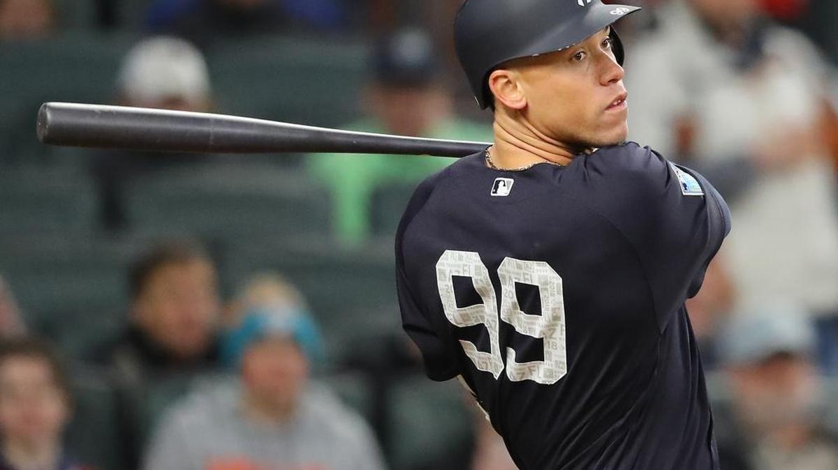 El jardinero de los Yankees Aaron Judge conecta un doble ante los Bravos el lunes en el ‘spring training’ en Atlanta.