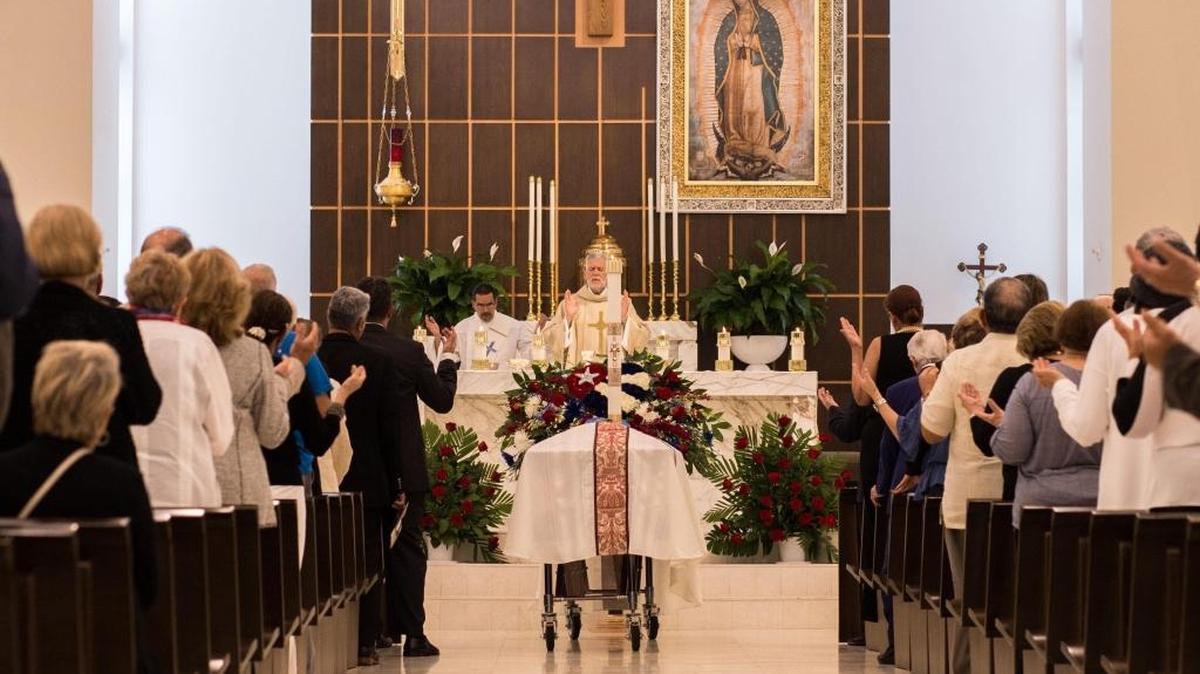 El padre José Luis Menéndez realiza la homilía junto a las oraciones a Rafael "Felo" Ramírez en la Iglesia Nuestra Señora de Guadalupe en el Doral, viernes 25 de agosto, 2017.