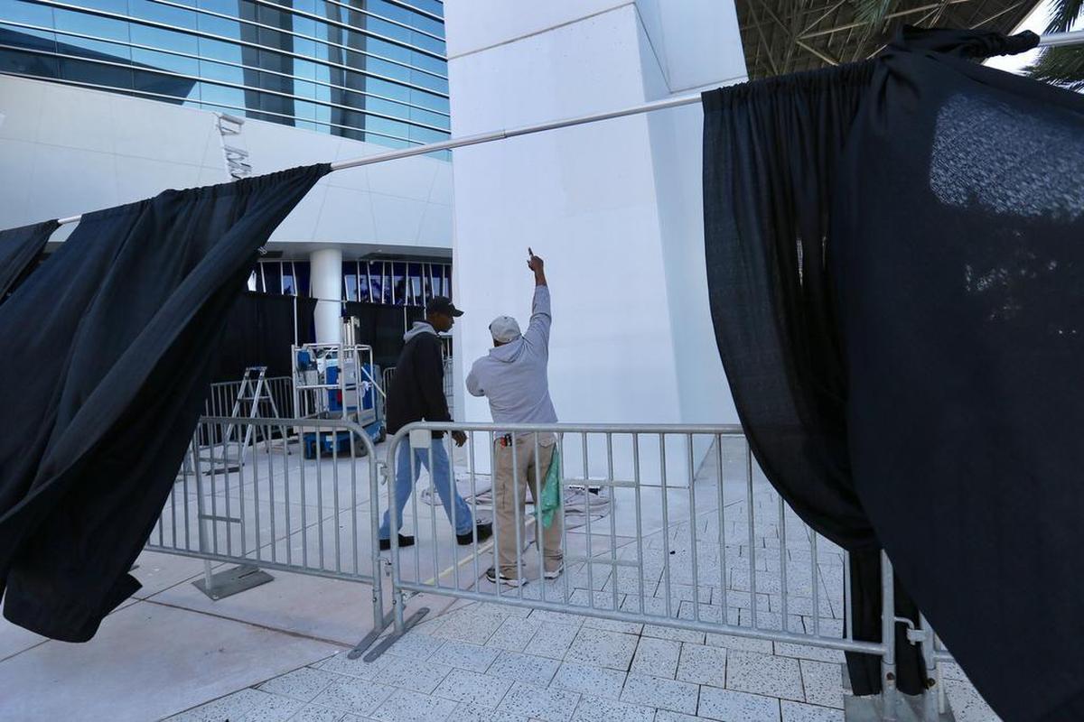 TRABAJADORES PREPARAN la base de la columna en la Plaza Oeste para colocar las placas tan pronto como el viernes.