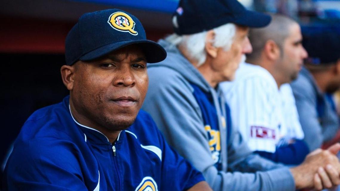 ALEXEI BELL posa con el uniforme de los Capitales de Quebec, equipo de Liga Indenpendiente.