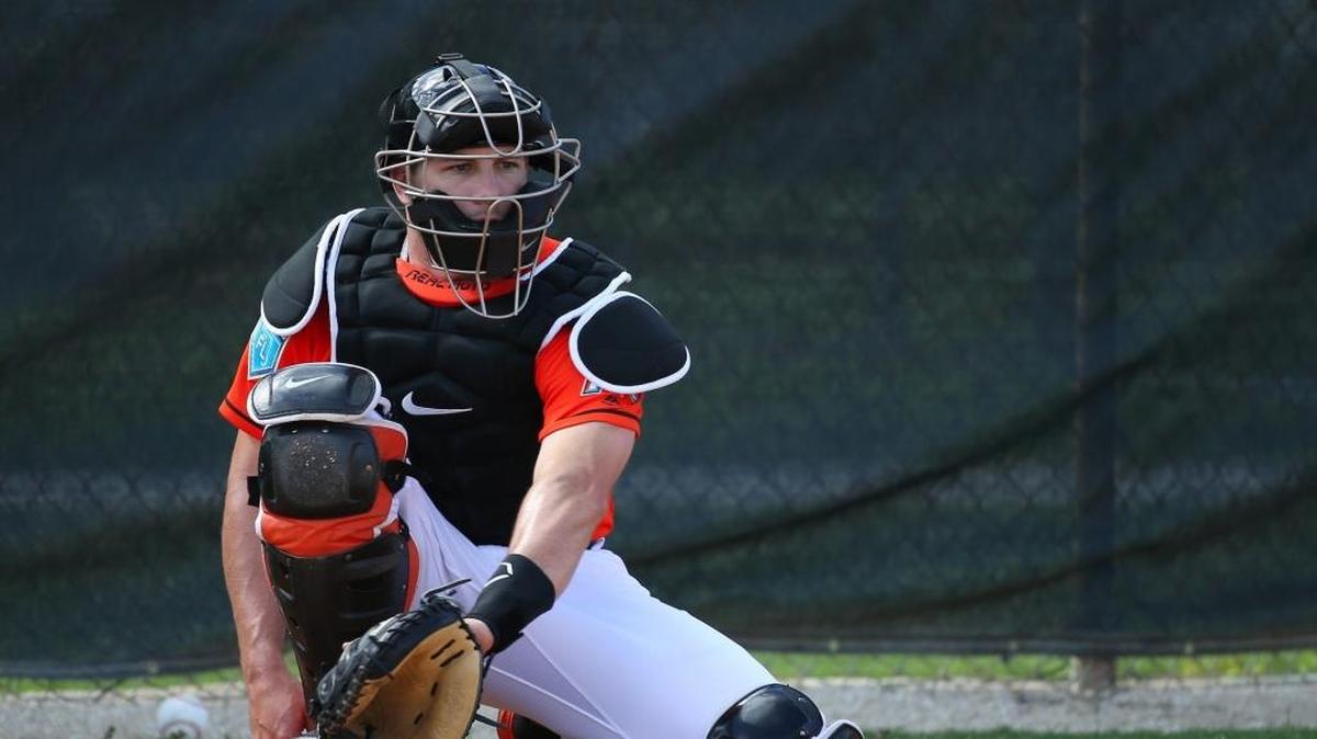 JT REALMUTO captura pelotas en un entrenamiento en Jupiter el 14 de febrero.