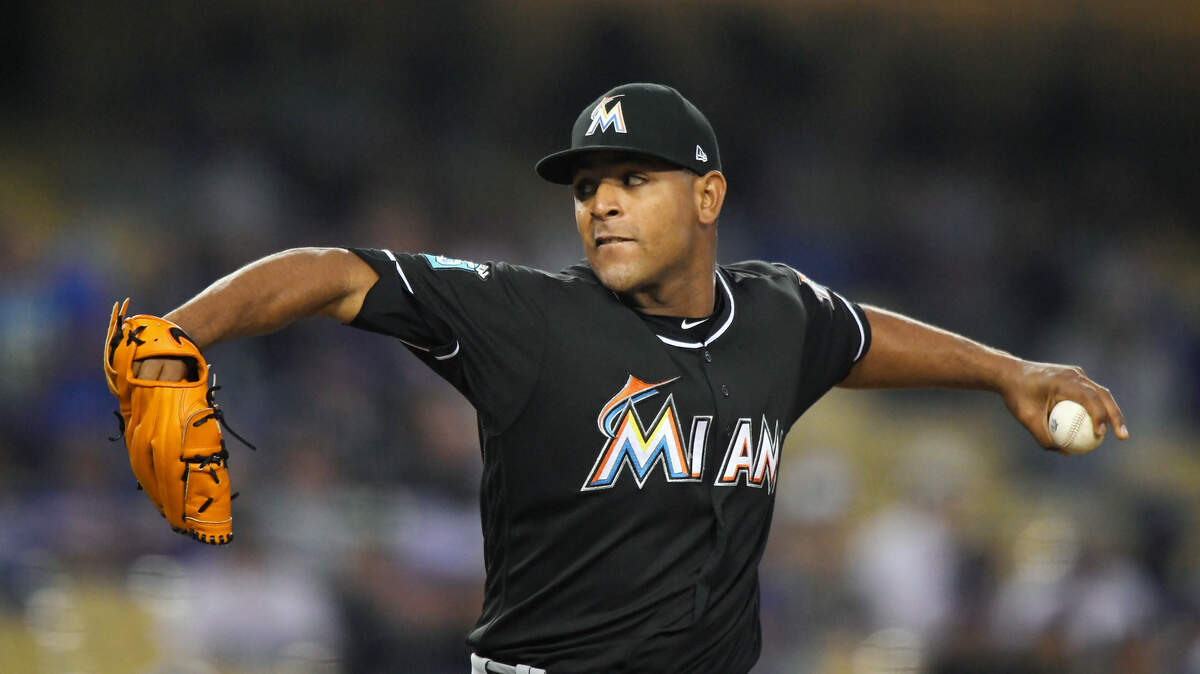 JARLIN GARCIA lanza contra los Dodgers este 23 de abril.