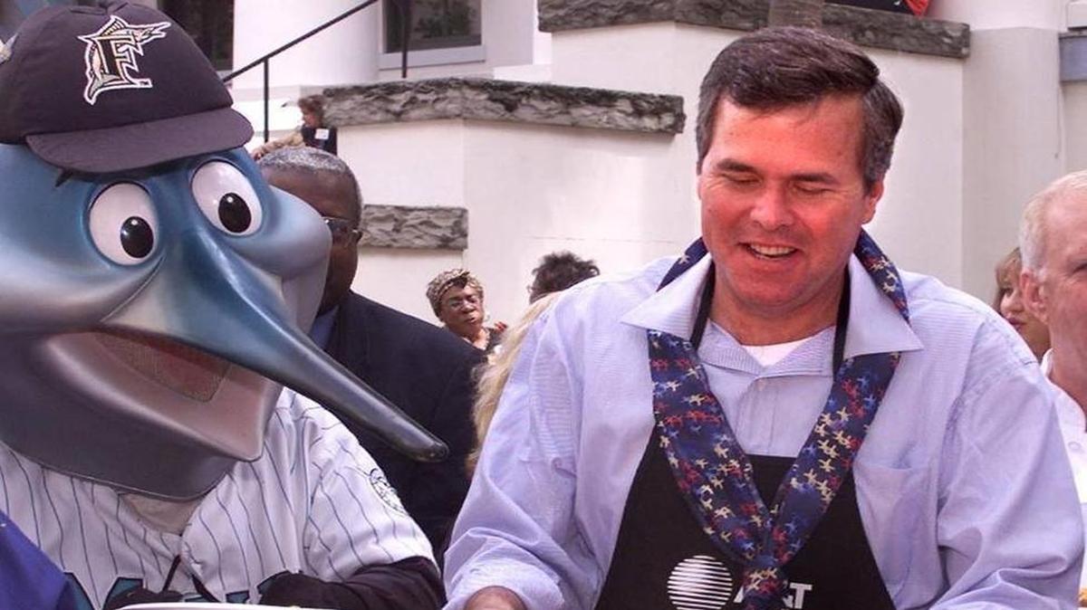 JEB BUSH durante una labor humanitaria junto a la mascota de los Marlins el 5 de abril del 2001 en Tallahasssee.