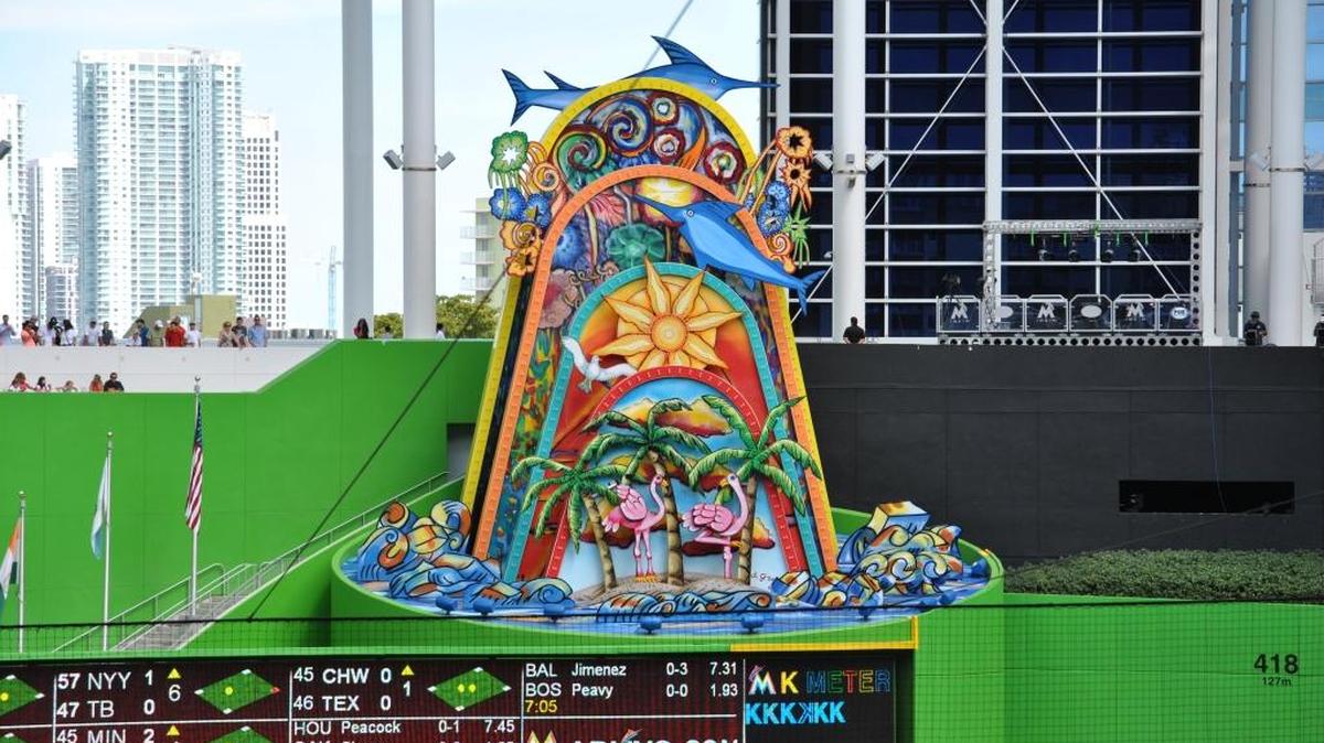LA ESCULTURA “Homer’’ en la pradera central del Marlins Park.
