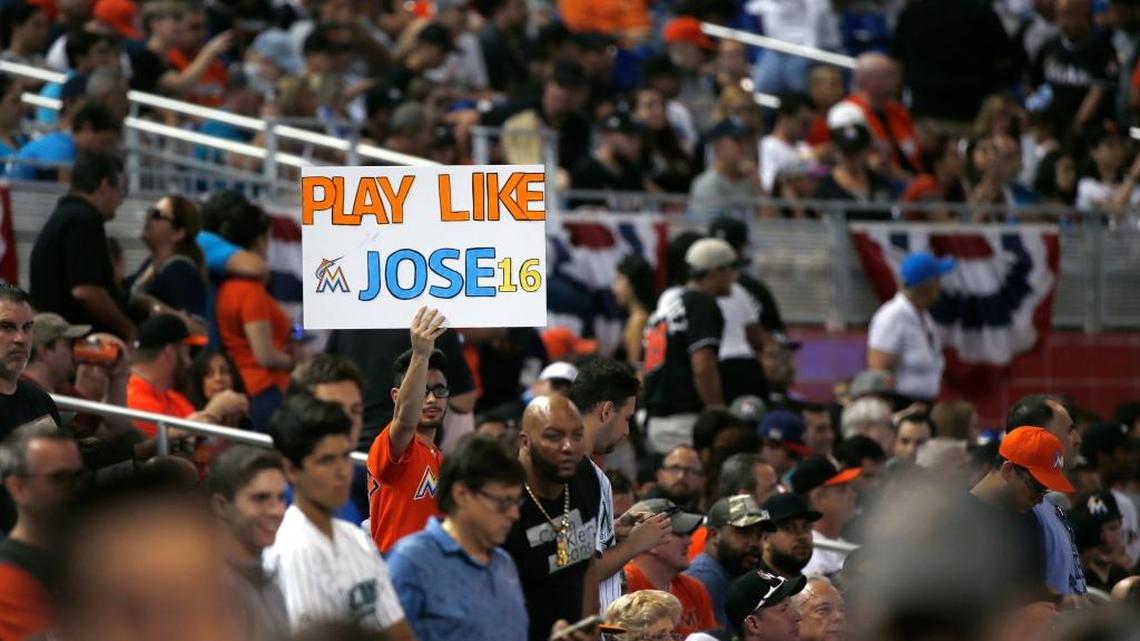 UN FANATICO sostiene un cartel que dice “jueguen como José’’, en homenaje a Fernández el 11 de abril del 2017.