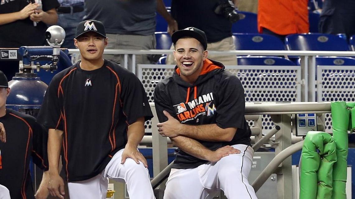 Los lanzadores Wei-Yin Chen (izq.) y José Fernández, de los Marlins, en el noveno inning contra los Mets, el domingo.