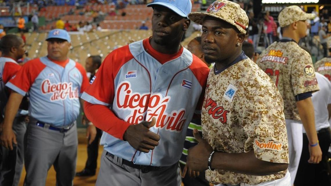 El pelotero cubano de Ciego de Ávila José Adolis García (izq.) posa con su hermano Adonis García, miembro del equipo Tigres de Aragua de Venezuela, en la Serie del Caribe, el 1ro de febrero del 2016.