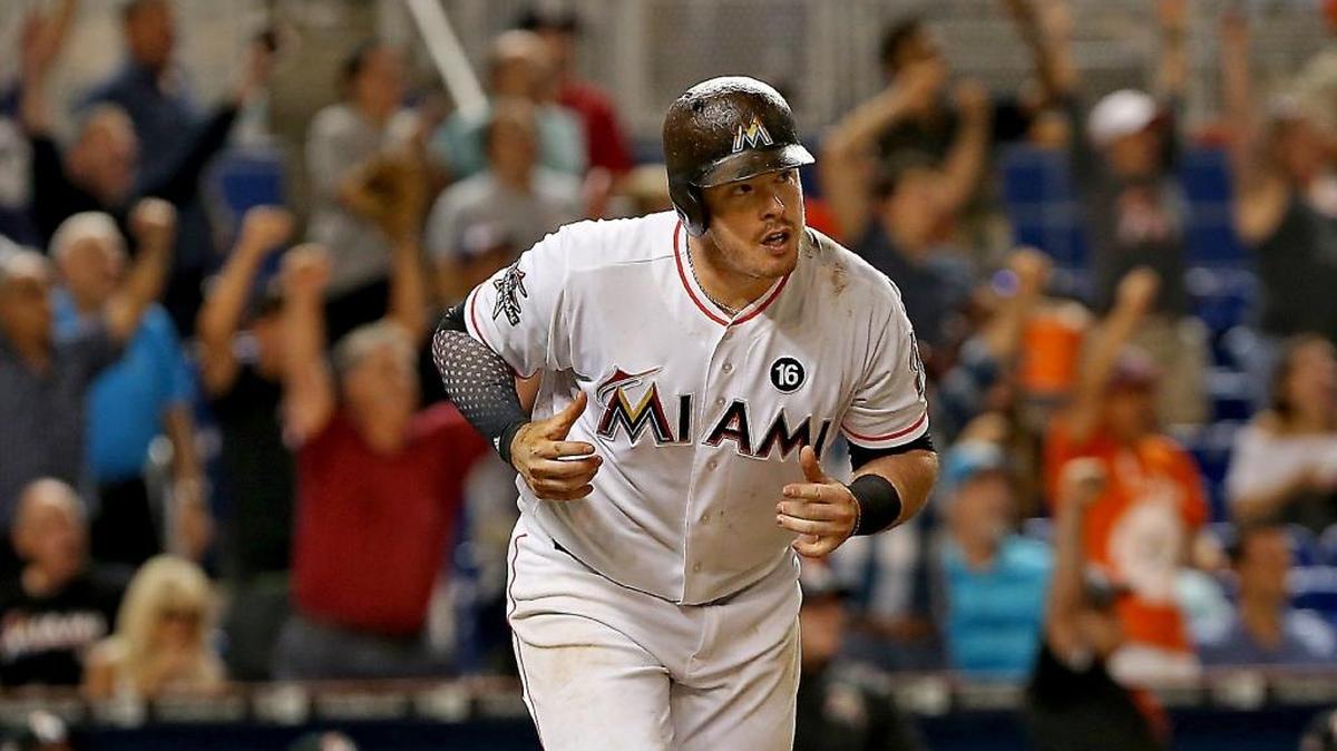 JUSTIN BOUR contempla un grand slam contra los Nacionales el 19 de junio.
