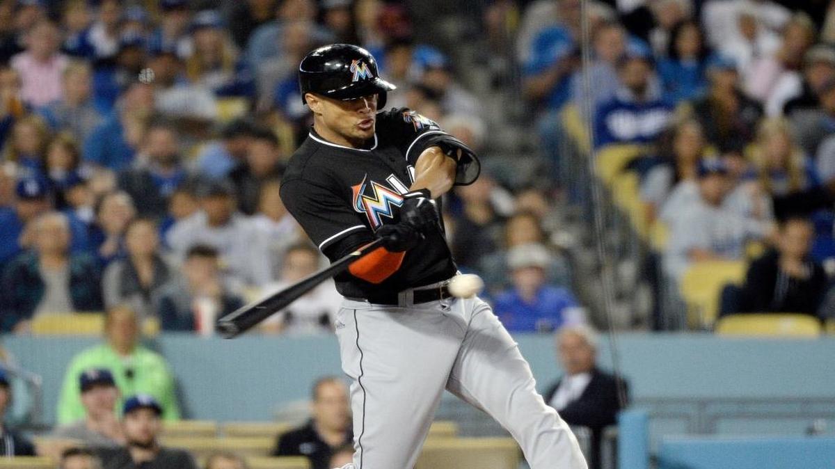 GIANCARLO STANTON conecta un cuadrangular frente a Clayton Kershaw el 26 de abril del 2016 en Los Angeles.