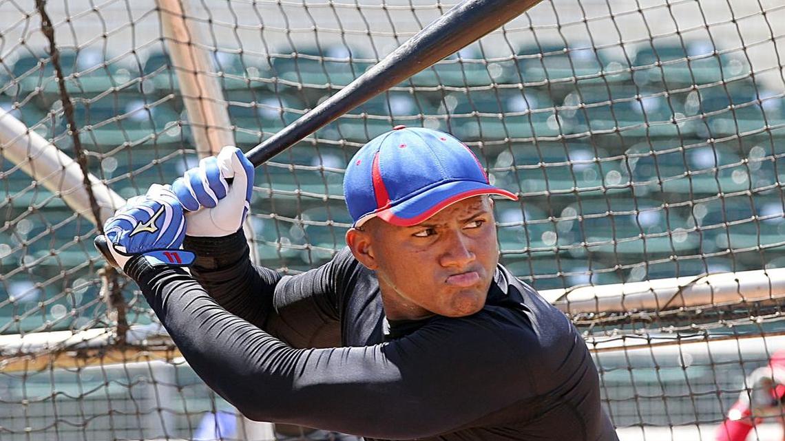 
ANDY IBAÑEZ duranta una demostración de talentos ante scouts de Grandes Ligas el 17 de abril en la Universidad de Miami.
