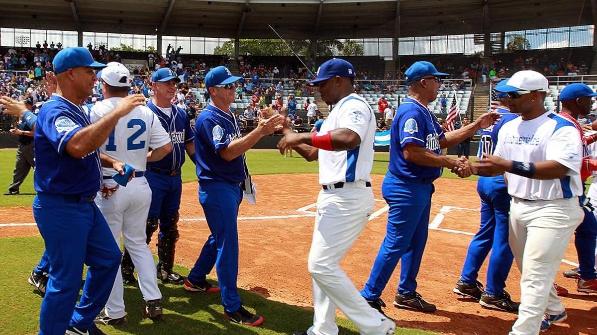 JUGADORES DE Industriales y series nacionales antes del comienzo del juego el 31 de agosto del 2013 en Fort Lauderdale.