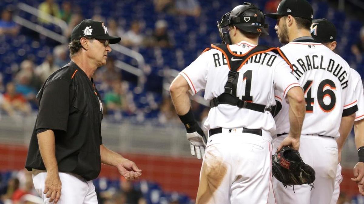 DON MATTINGLY saca del box a Kyle Barraclough el 1 de junio del 2017 en la octava entrada de un choque contra Arizona.