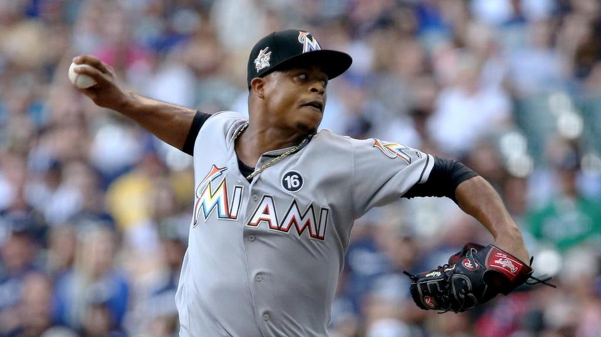 Edinson Vólquez lanza por los Marlins en el primer inning contra los Cerveceros, el 30 de junio del 2017 en Milwaukee.