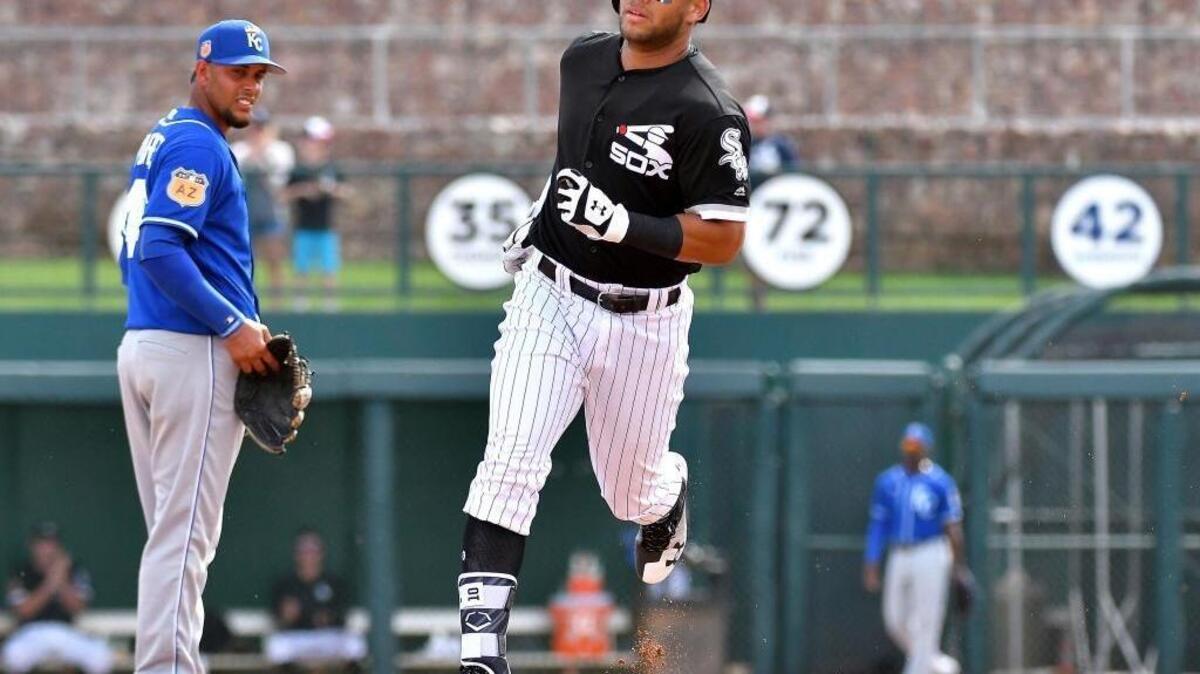 YOAN MONCADA corre las bases tras pegar un cuadrangular el 15 de marzo en Arizona.