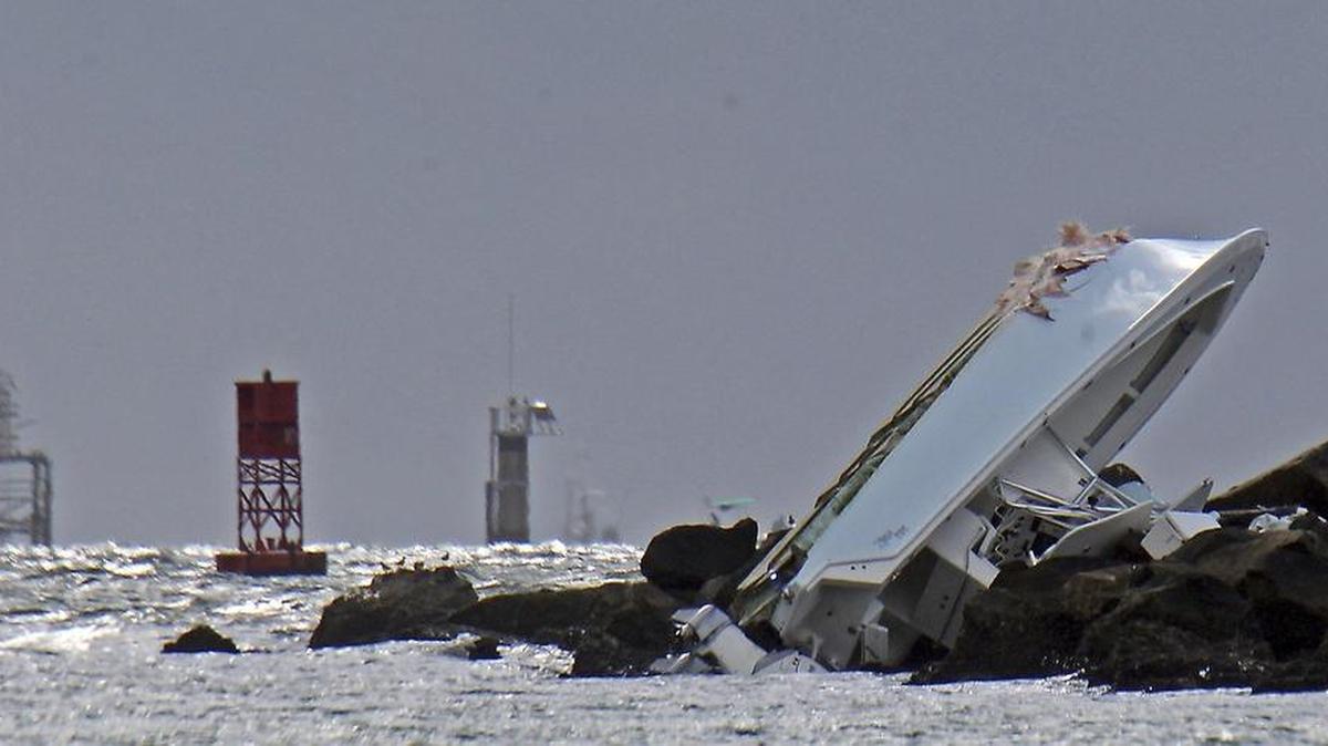 El barco de José Fernández yace volteado en el muelle después del accidente donde perdió la vida el lanzador de los Marlins junto a otros dos ocupantes, el 25 de septiembre del 2016 en Miami.