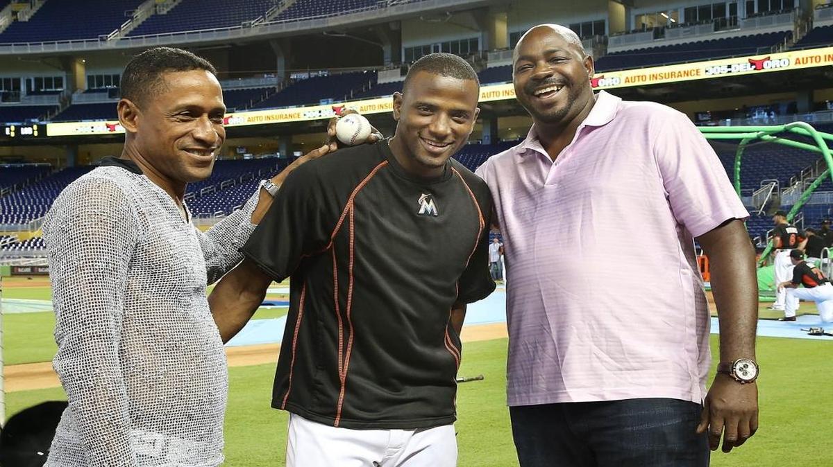 EL TORPEDERO de los Marlins Adeiny Hechevarría (centro) junto a los ex jugadores estrellas de Cuba, Luis Ulacia (izquierda) y Pedro Luis Lazo, durante una visita realizada al Marlins Park en la Pequeña Habana, el 11 de septiembre del 2015.
