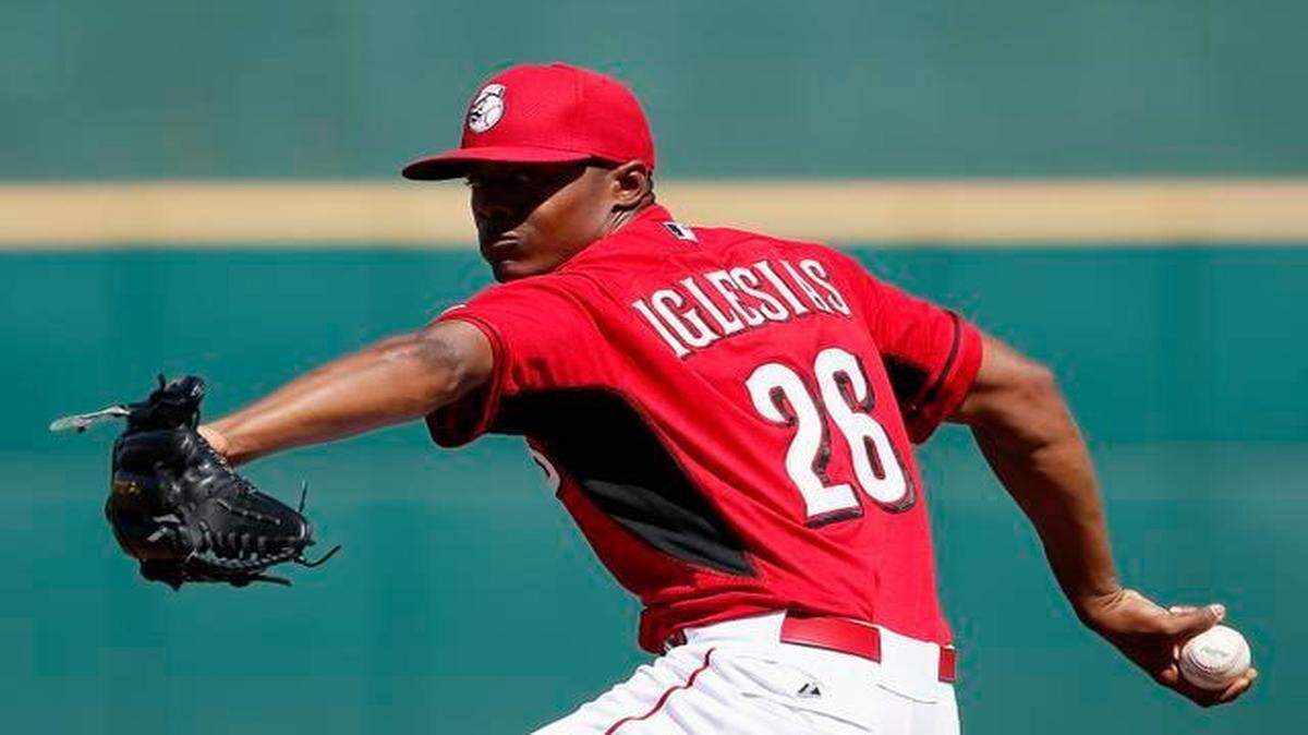 
El derecho de los Rojos Raisel Iglesias lanza en un partido contra los Gigantes, el 16 de marzo del 2015, en la pretemporada.


