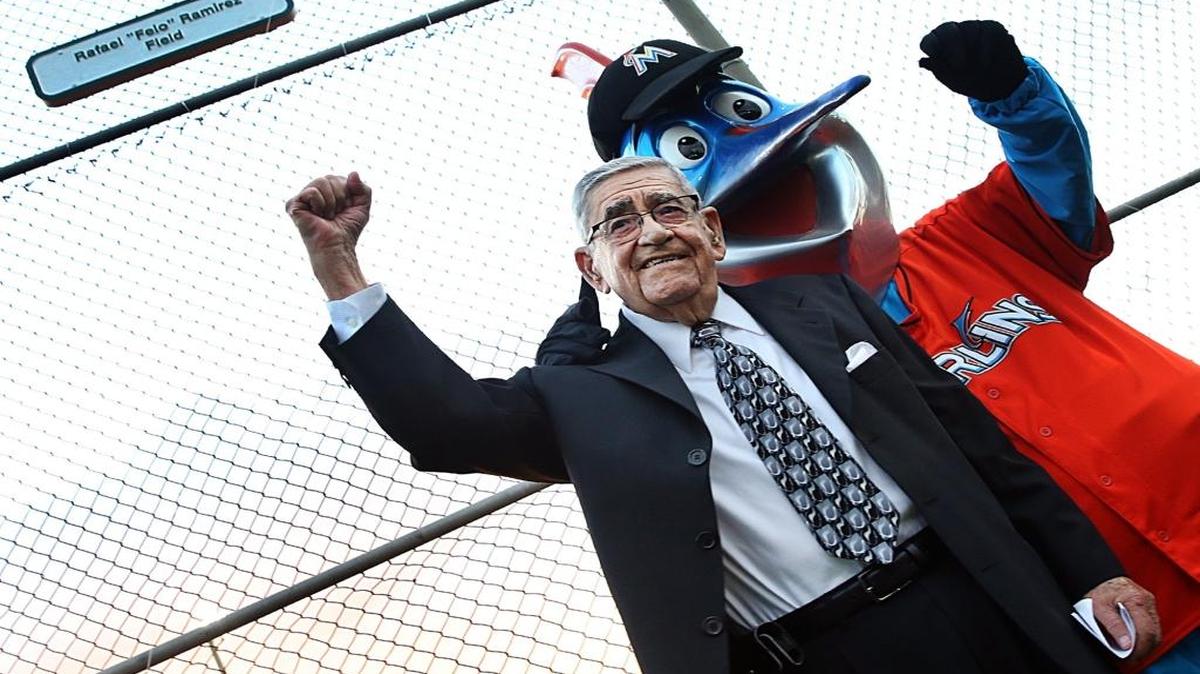 Billy the Marlin, la mascota del equipo de Miami, junto con el narrador del club Rafael 'Felo' Ramírez, en un homenaje en el Tropical Park por sus más de 70 años en el aire, el 14 de diciembre pasado.
