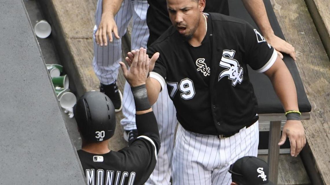JOSE ABREU pega cuadrangular y es felicitado por su equipo el 21 de agosto del 2017.