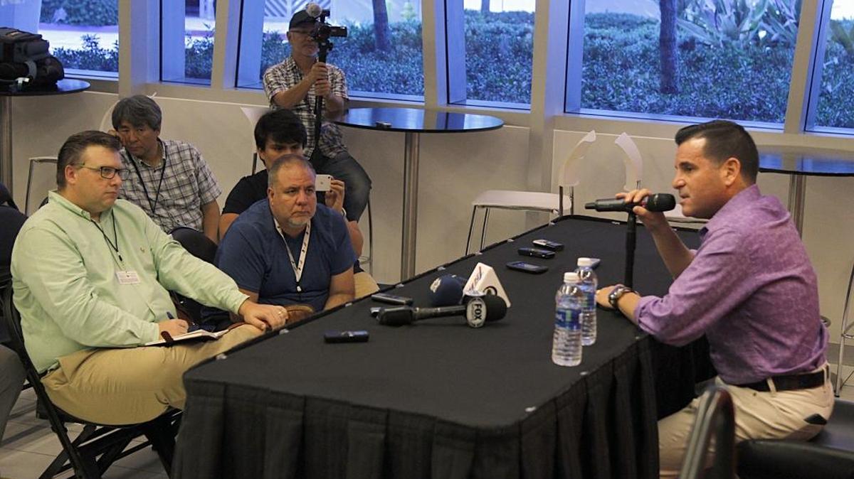 DAVID SAMSON se despide de la prensa en su conferencia final como presidente de los Marlins el 28 de septiembre.