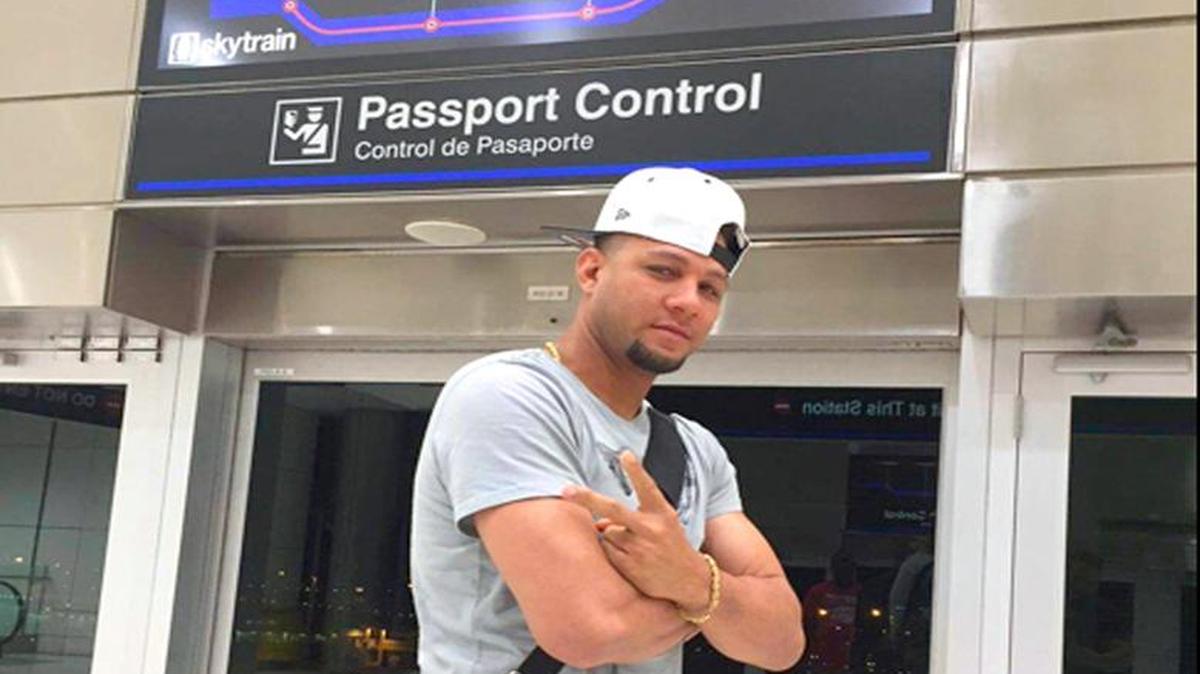 Yulieski Gourriel posa en una foto en el Aeropuerto Internacional de Miami, el miércoles 2 de marzo del 2016.