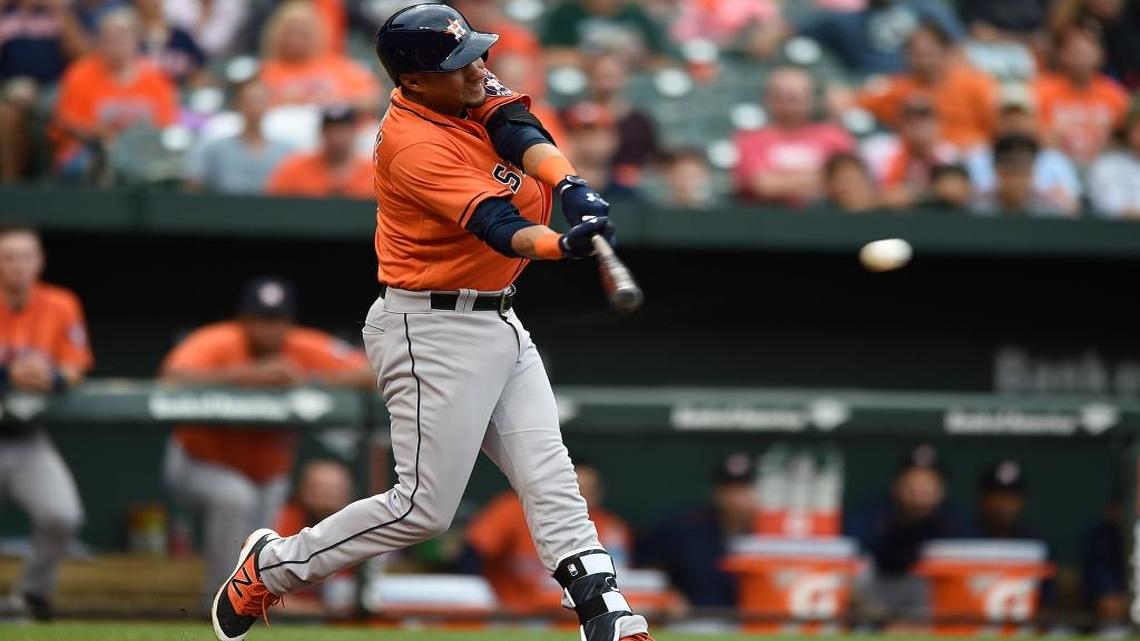 EL CUBANO Yulieski Gurriel conecta un sencillo al jardín central en su primer turno al bate en Grandes Ligas con los Astros de Houston frente a los Orioles, el pasado domingo 21 de agosto en Baltimore.