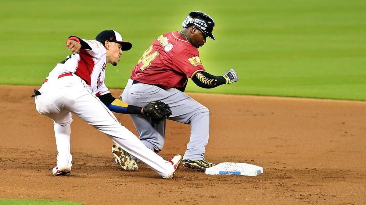 ADONIS GARCIA se desliza en segunda base en juego del 21 de noviembre del 2015 entre Magallanes y Lara en el parque de los Marlins.