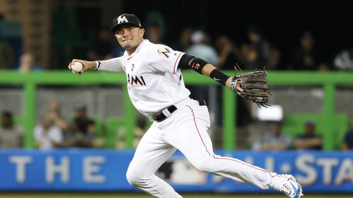 MIGUEL ROJAS tira a segunda en choque del 2 de mayo contra Tampa Bay.