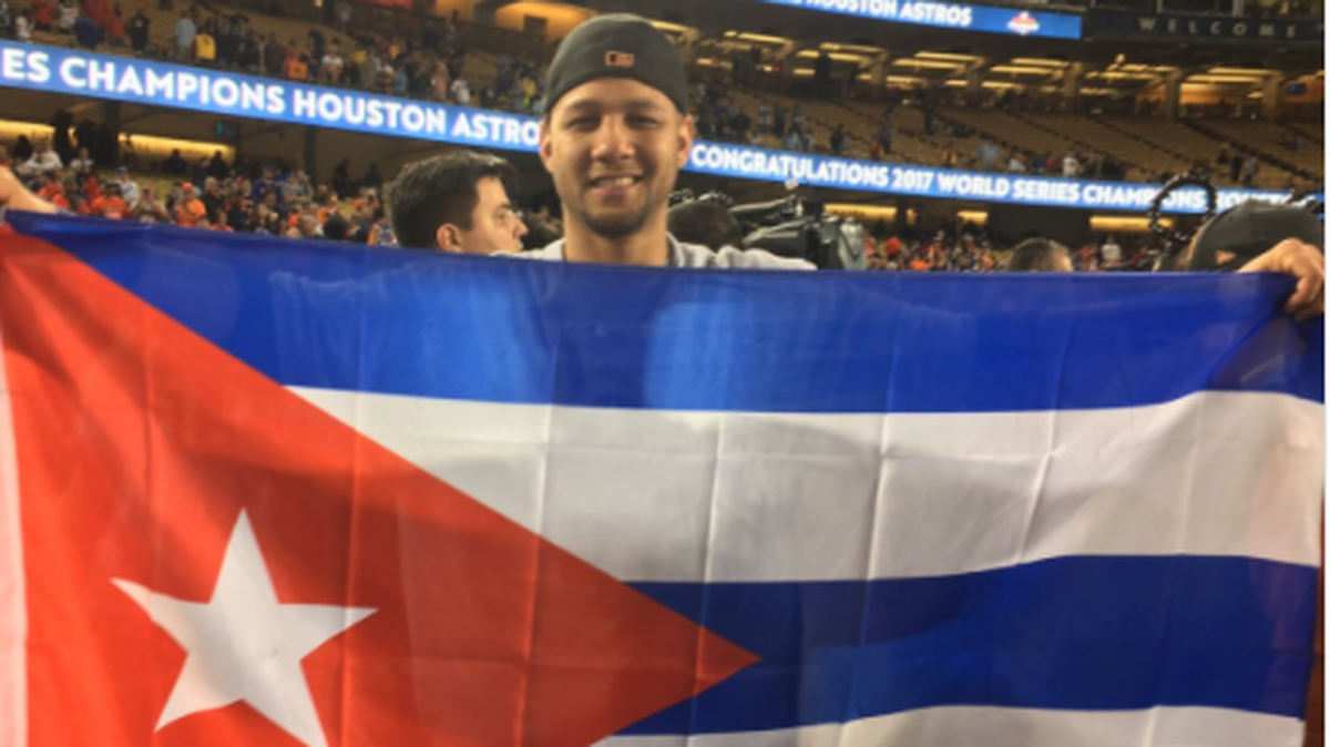 Yuli Gurriel porta la bandera cubana luego del triunfo de los Astros ante los Dodgers en el séptimo juego de la Serie Mundial, celebrado el 1ro de noviembre del 2017.