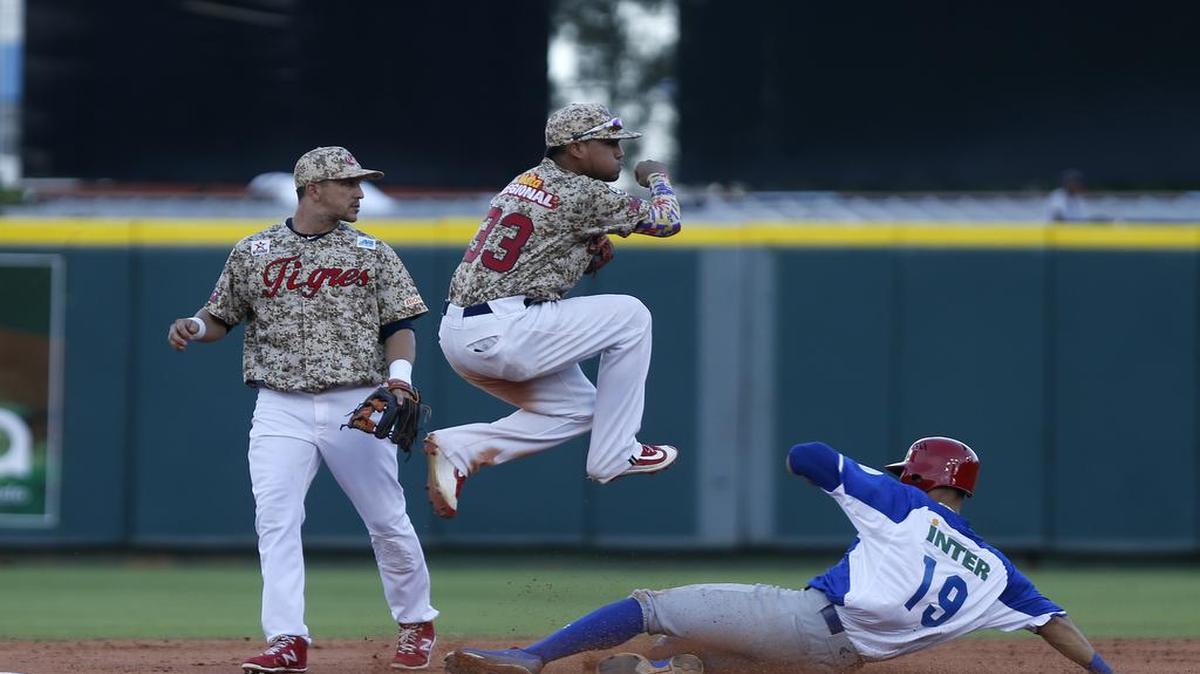 El torpedero de los Tigres de Aragua Juniel Querecuto pone out en segunda a Neftalí Soto, de los Cangrejeros de Santurce, en una jugada de doble matanza, en el partido inaugural de la Serie del Caribe, efectuado el 1ro de febrero del 2016, en el Estadio Quisqueya, en Santo Domingo, República Dominicana.