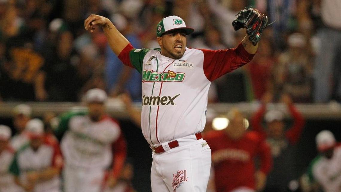 El cerrador de México Jake Sánchez celebra tras el triunfo ante Cuba en las semifinales de la Serie del Caribe, en partido celebrado el 6 de febrero de 2017, en Culiacán.