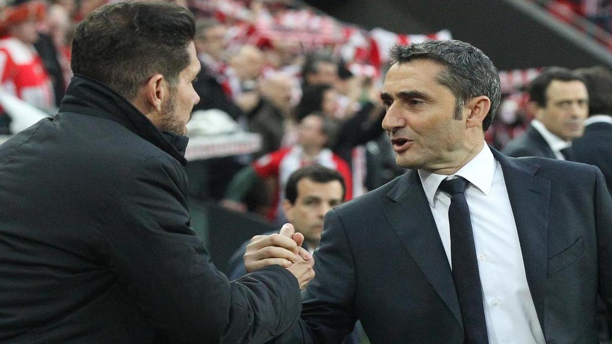 El entrenador del Atlético de Madrid, el argentino Diego Simeone (izq.), saluda al técnico del Athletic Club de Bilbao, Ernesto Valverde, al final del partido efectuado el 20 de abril del 2016.