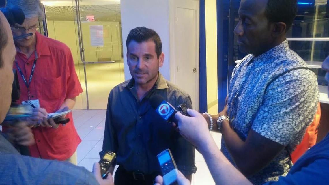 DAVID SAMSON, presidente de los Marlins, habla con los medios el 11 de febrero en Miami.