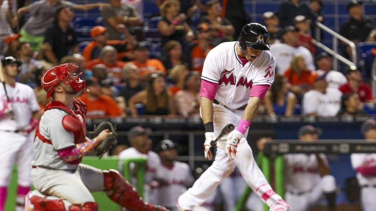 El jugador de los Marlins Christian Yelich  se frustra luego de ser ponchado  en el noveno inning ante los Filis, el domingo.