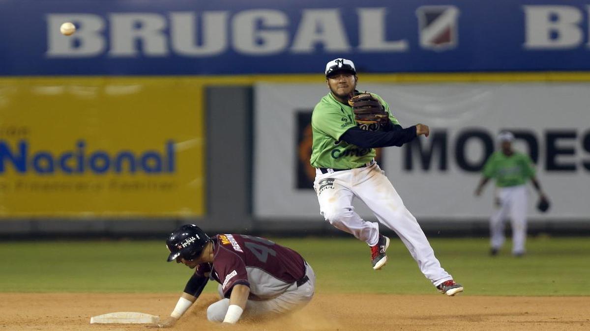 El jugador de los Tigres de Aragua Dariel Álvarez (izq.) es puesto out en segunda base por el torpedero de los Venados de Mazatlán Paul León, en una jugada del partido efectuado el 3 de febrero del 2016, en el estadio Quisqueya Juan Marichal de Santo Domingo, República Dominicana.