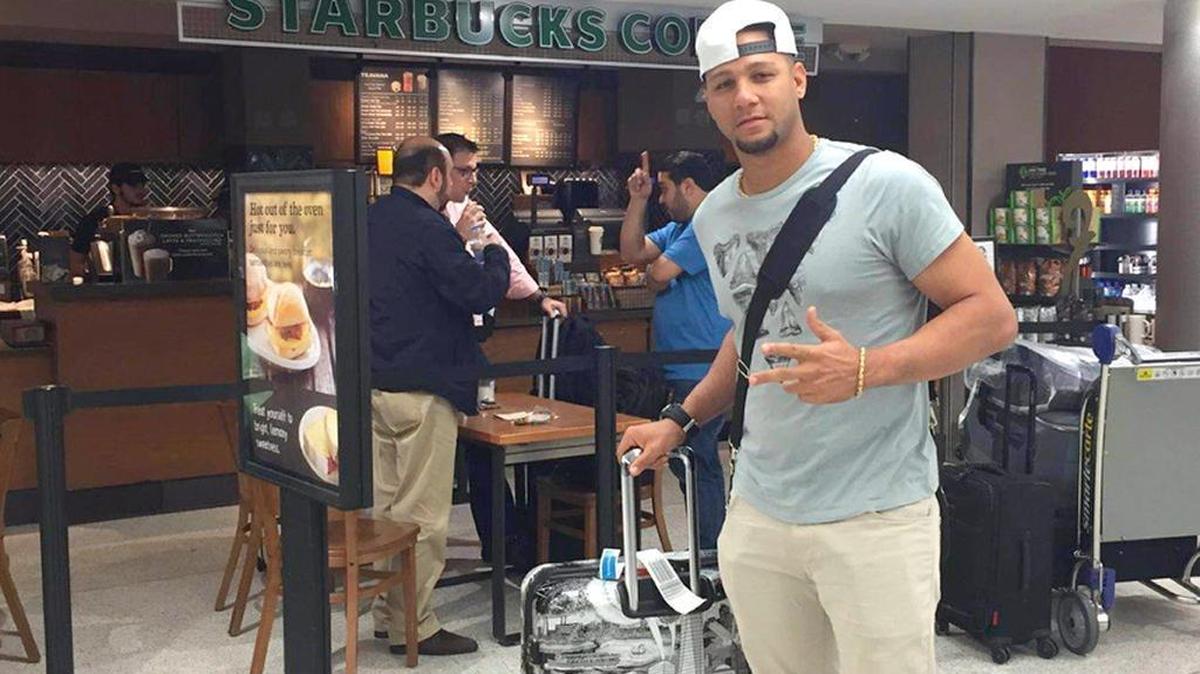 Yulieski Gourriel posa en una foto en el Aeropuerto Internacional de Miami, el miércoles 2 de marzo del 2016.