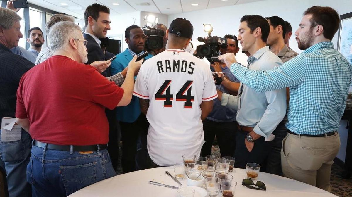 A.J. RAMOS conversa con los medios en el inicio de la primavera de los Marlins el 9 de febrero.